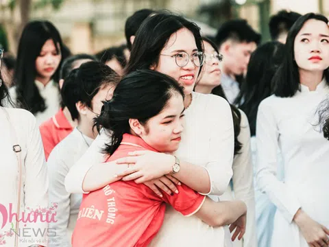 Những giọt nước mắt lăn dài trong lễ bế giảng trường THPT Kim Liên